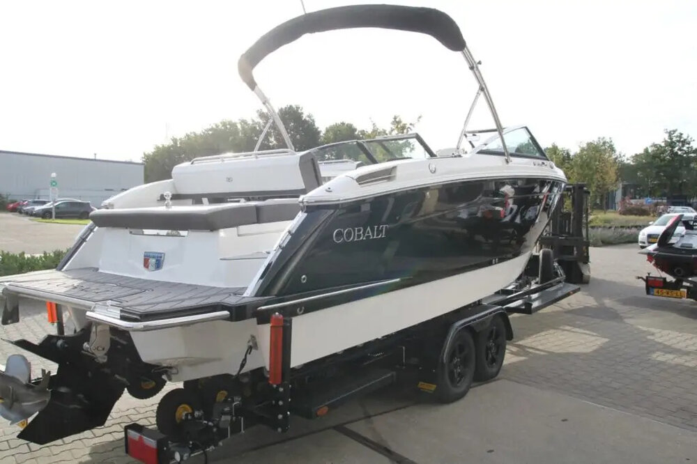 Cobalt R6 bowrider