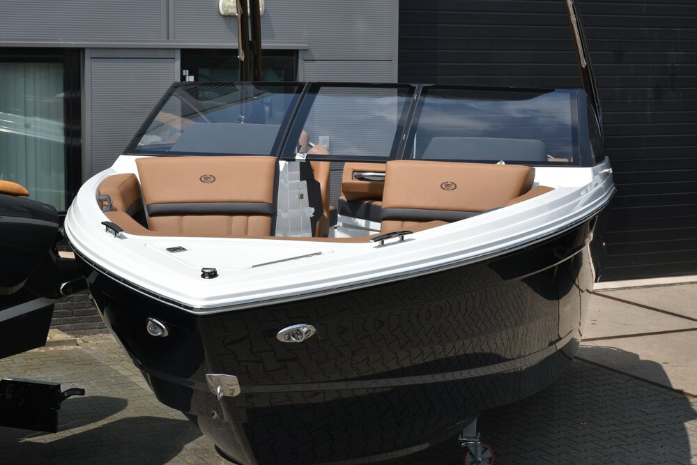 -Cobalt R4 bowrider
