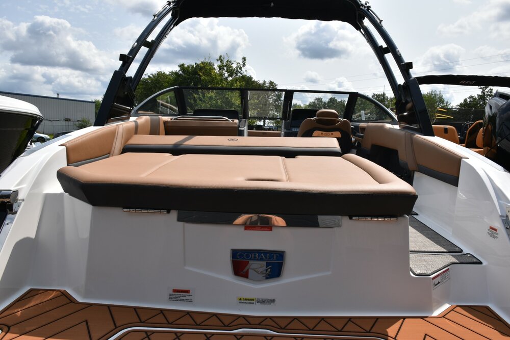 -Cobalt R4 bowrider
