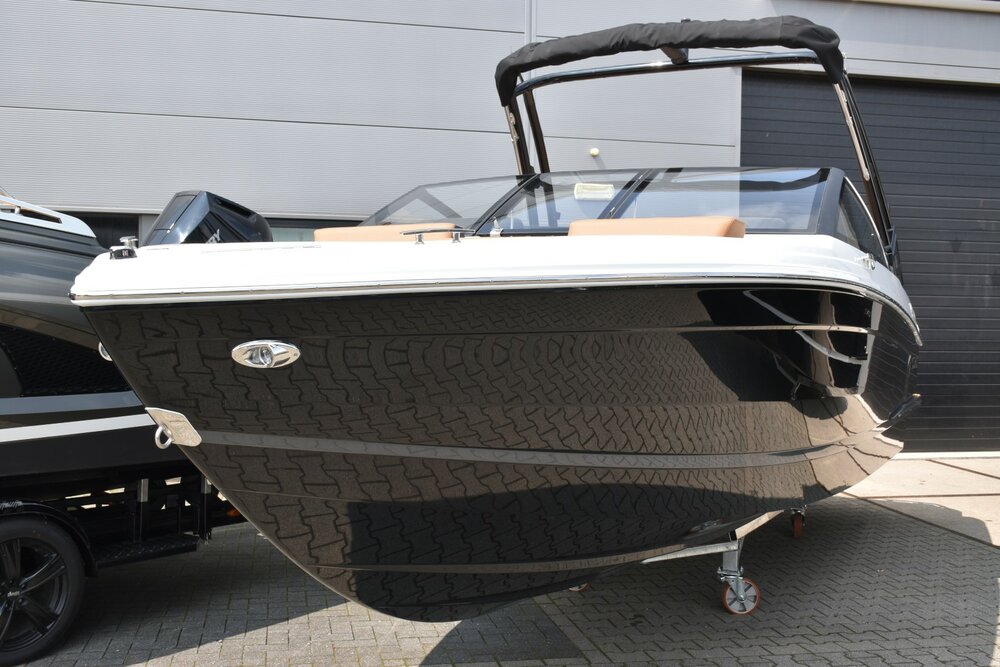 -Cobalt R4 bowrider