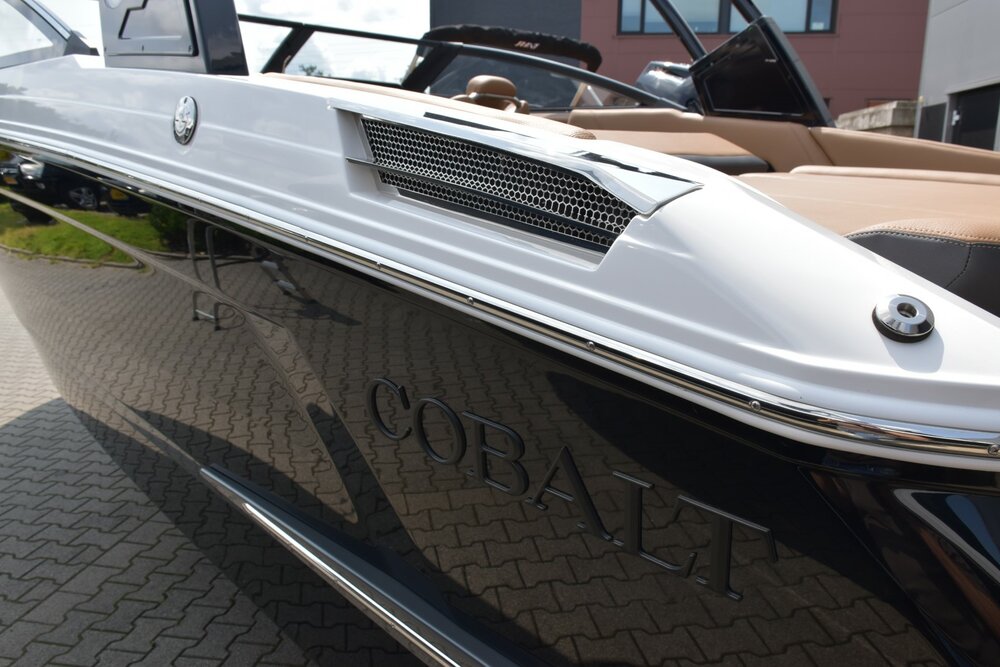 -Cobalt R4 bowrider