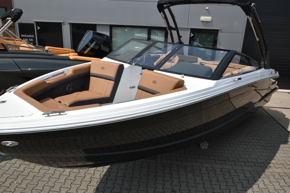 -Cobalt R4 bowrider