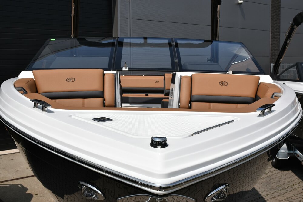 -Cobalt R4 bowrider