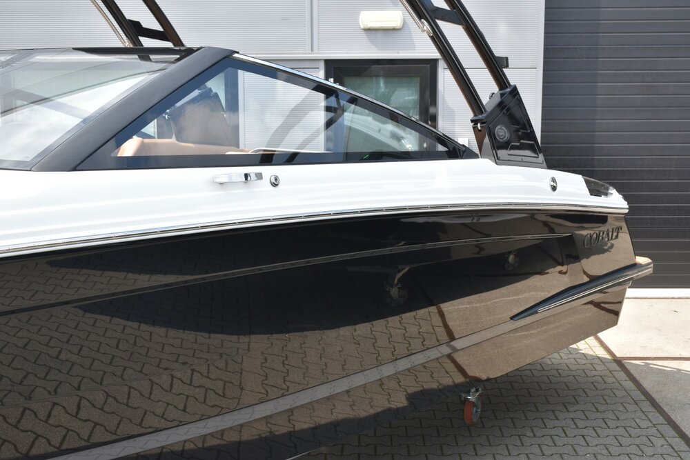 -Cobalt R4 bowrider