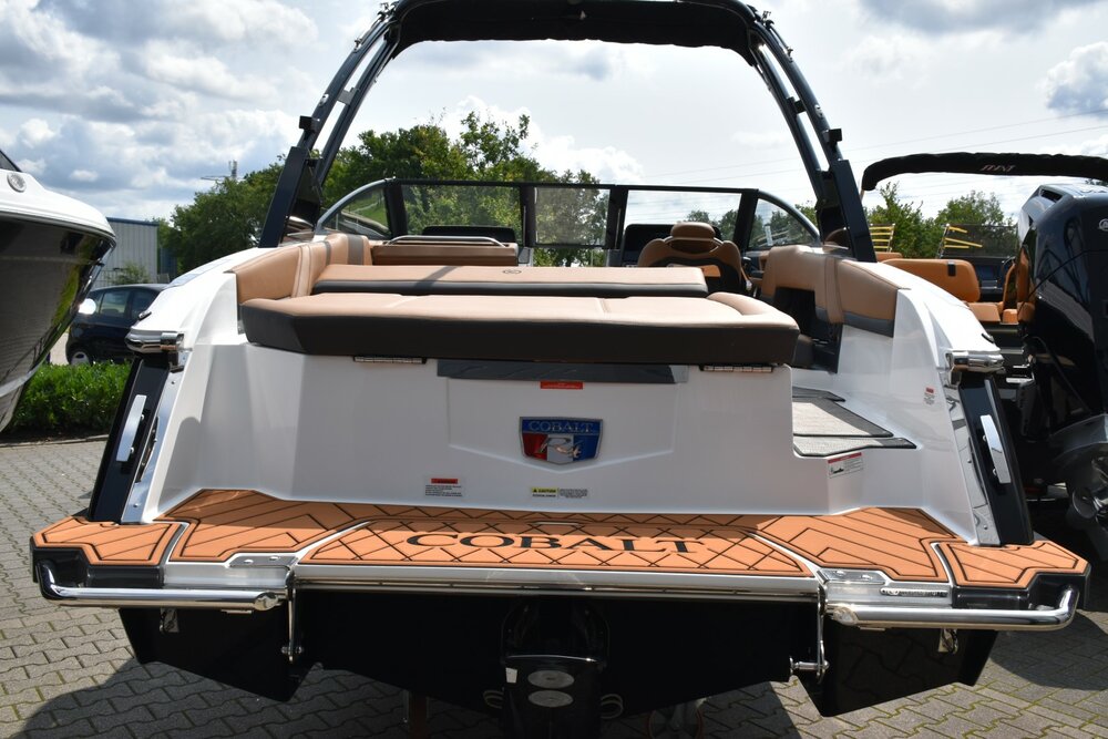 -Cobalt R4 bowrider