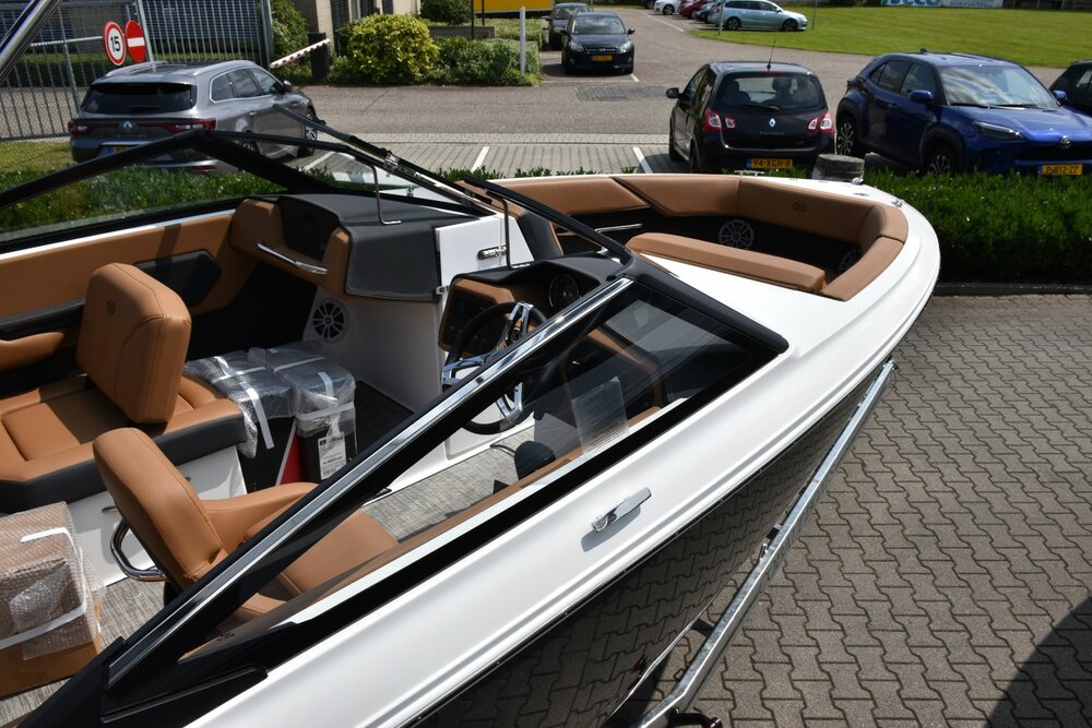 -Cobalt R4 bowrider
