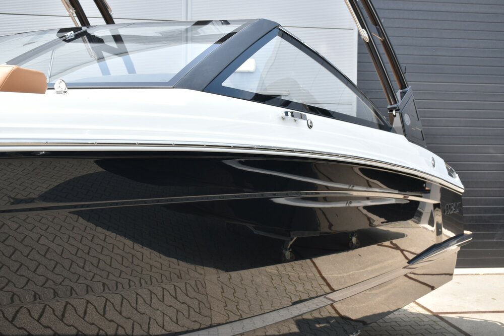 -Cobalt R4 bowrider