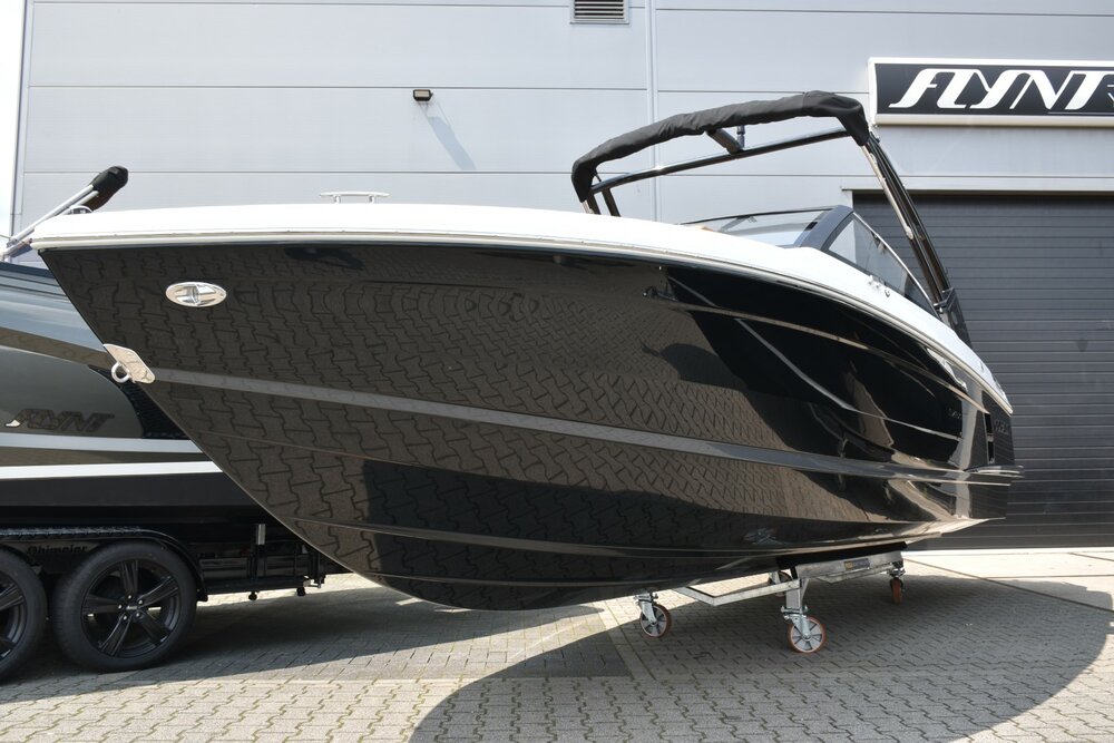 -Cobalt R4 bowrider