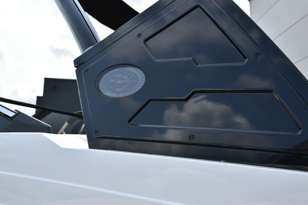 -Cobalt R4 bowrider