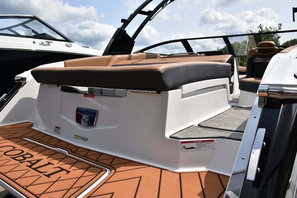-Cobalt R4 bowrider