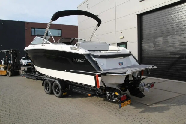 Cobalt R6 bowrider