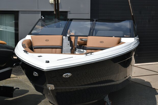 -Cobalt R4 bowrider