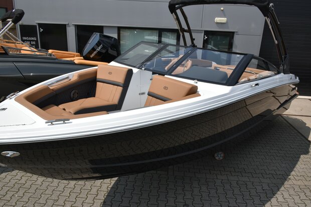 -Cobalt R4 bowrider