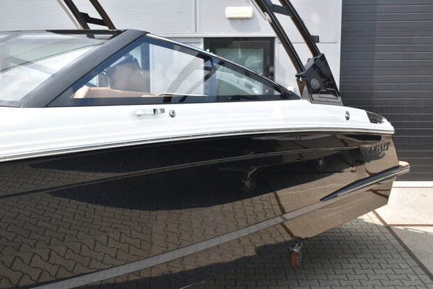 -Cobalt R4 bowrider