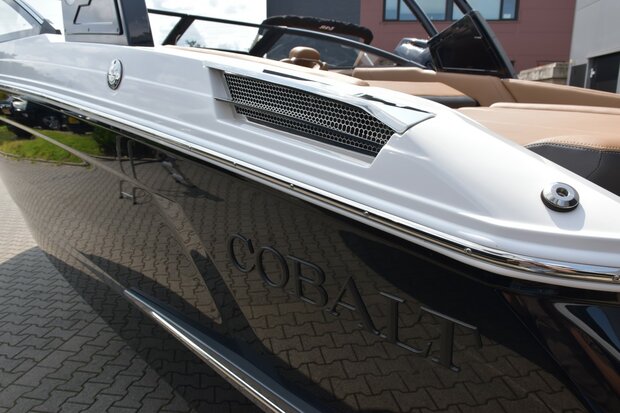 -Cobalt R4 bowrider